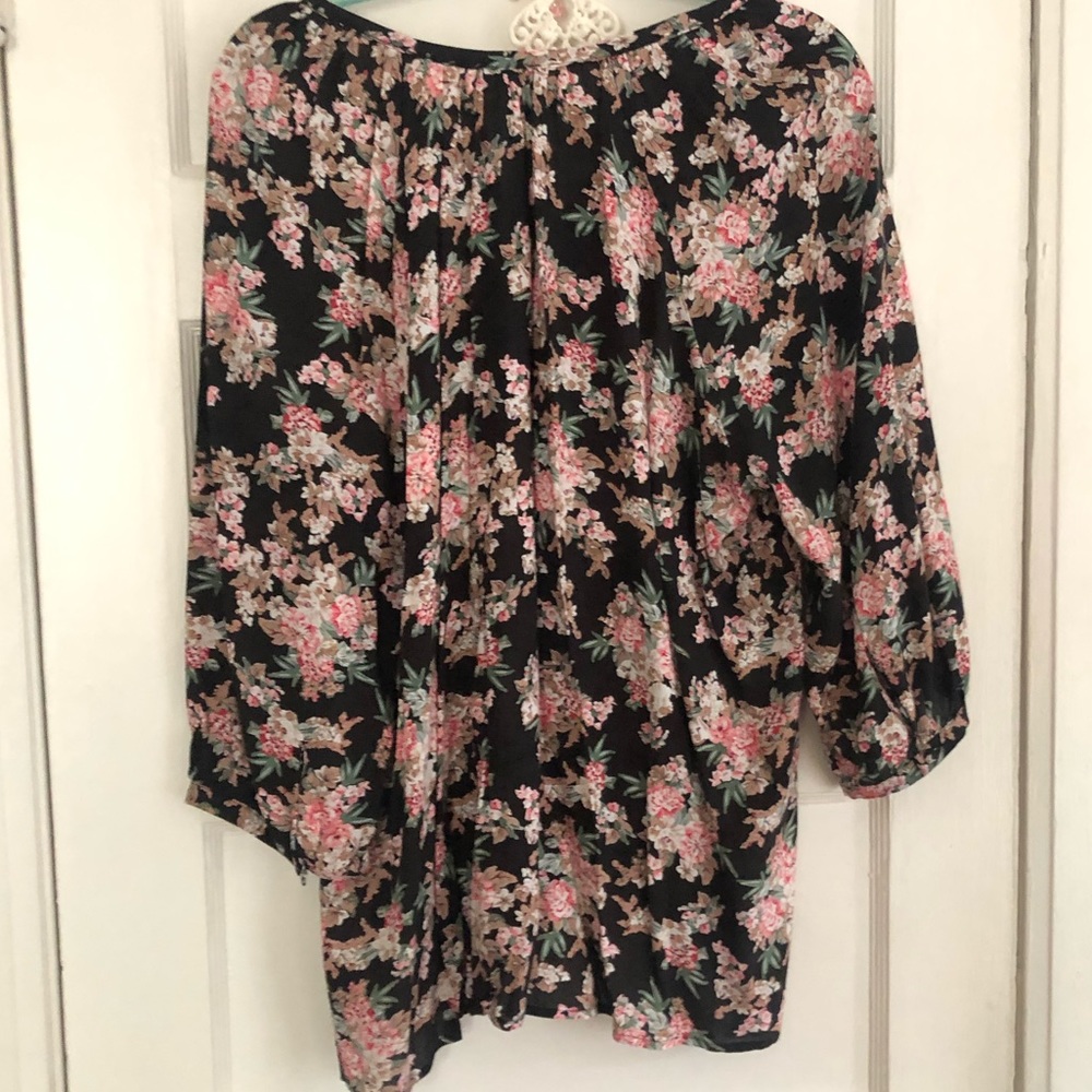 Lucy & Laurel 3/4 Sleeve V-Neck Floral Blouse - Picture 5 of 5